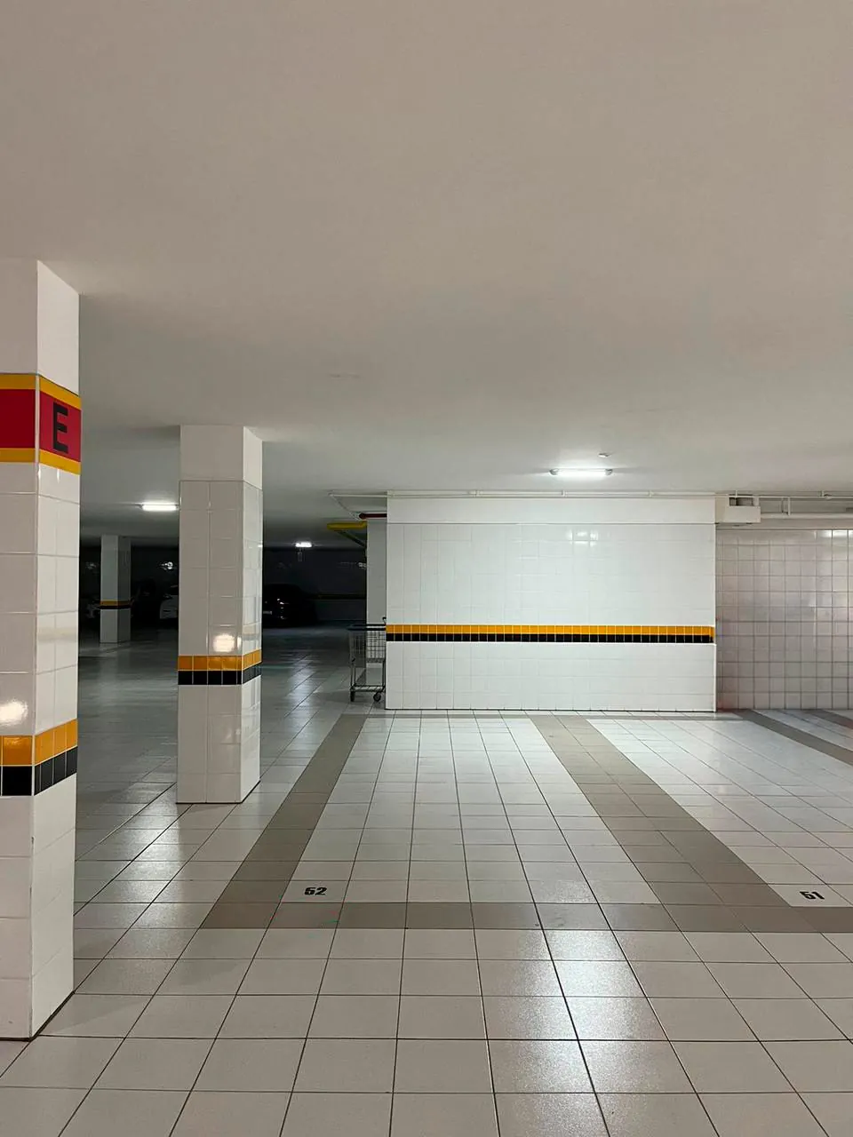 Garagem do edifício, com vagas de estacionamento