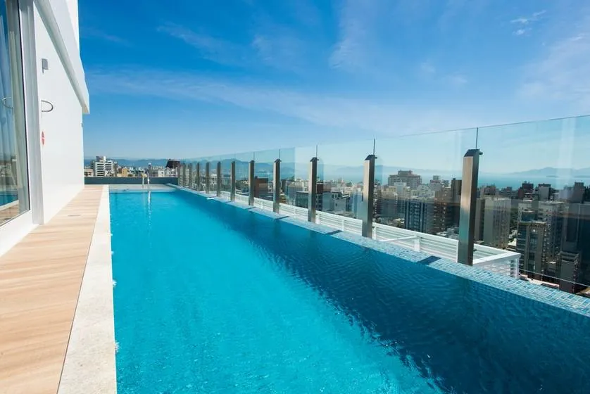 Piscina no rooftop do edifício, vista diurna
