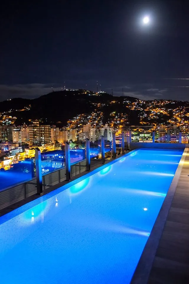 Piscina no rooftop do edifício, vista noturna