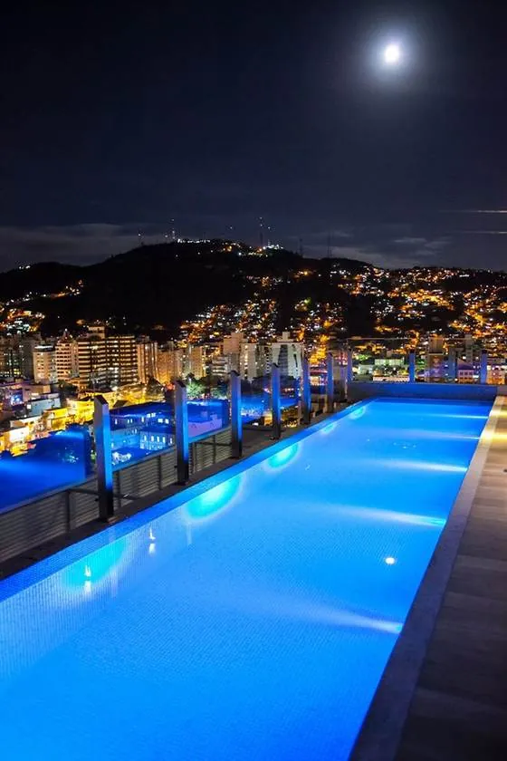 Piscina no rooftop do edifício, vista noturna