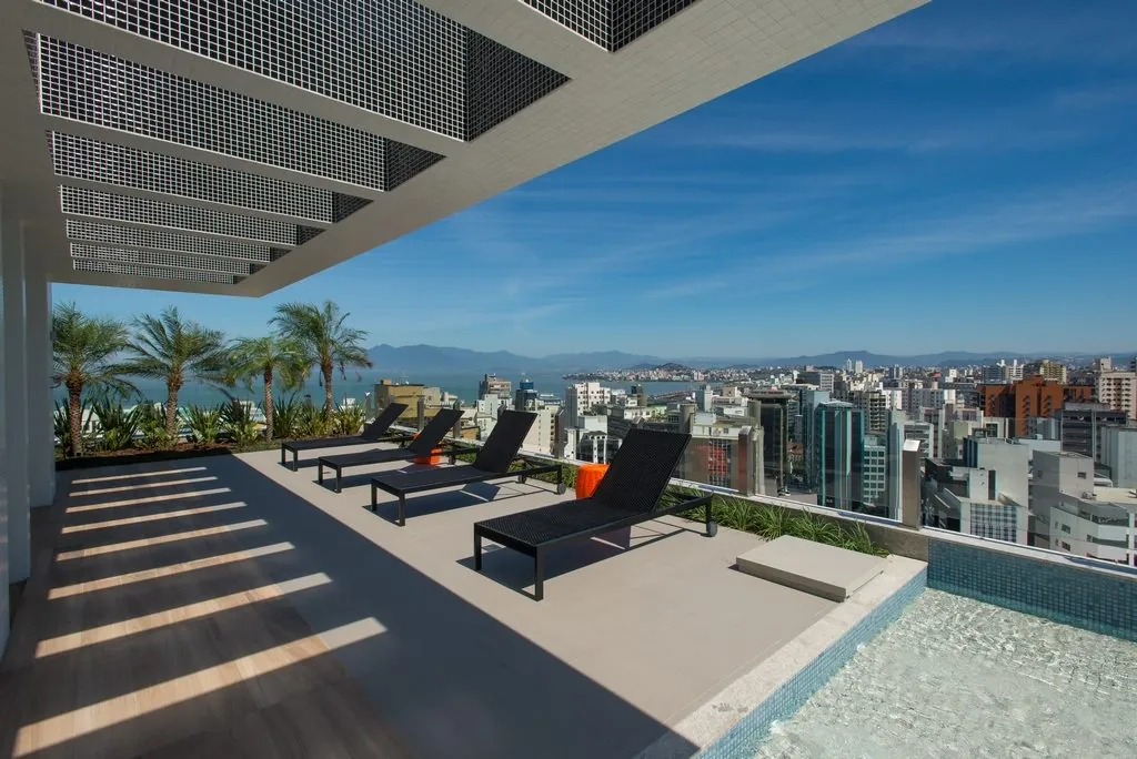 Terraço no rooftop do edifício com vista panorâmica da cidade