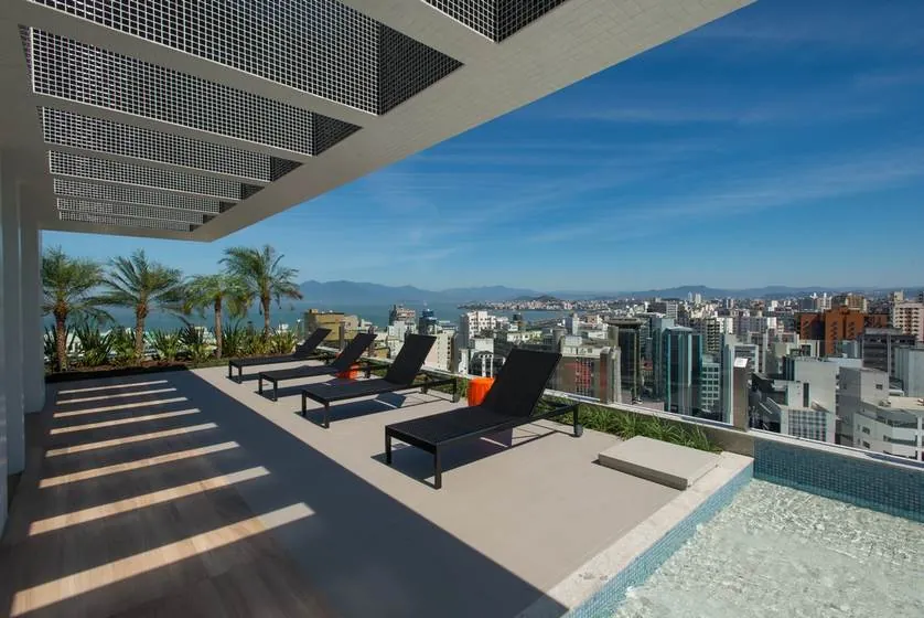 Terraço no rooftop do edifício com vista panorâmica da cidade