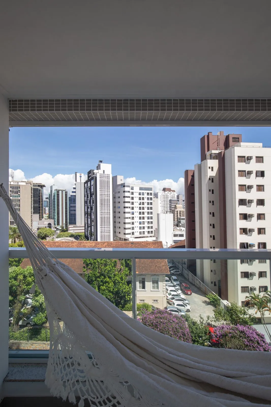 Varanda do Estúdio Central com vista para o Centro de Florianópolis