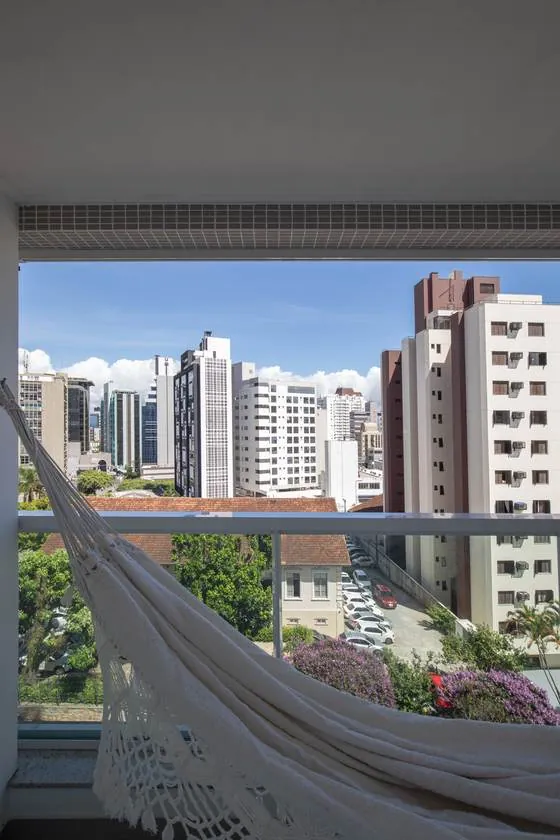 Varanda do Estúdio Central com vista para o Centro de Florianópolis